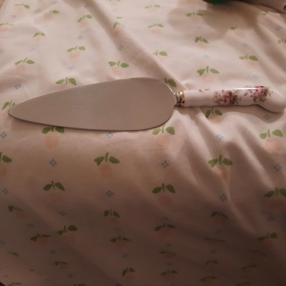 Royal Albert Pie Server Lavender Rose Edition